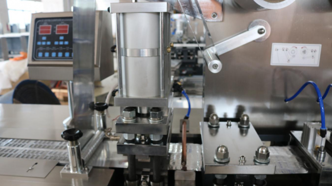 Dpp 160L Liquid Pack Blister Packaging Machine , Liquid Filling And Sealing Packing Machine 6