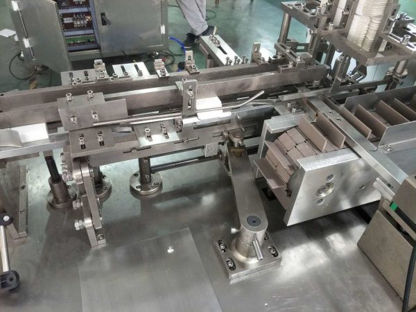 pl26924326-automatic_high_speed_vertical_cartoning_machine_for_pharmaceutical_cartons_or_boxes.jpg